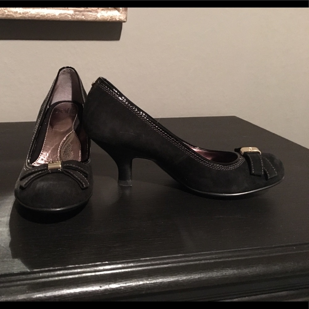 Sofft black suede low pumps